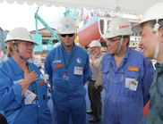 CSIRO's CEO Dr Megan Clark talks with Mr PK Ong (second from right) Managing Director of Sembawang Shipyard and other members of the construction team.