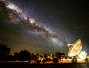 A radio telescope with the night sky and the Milky Way in the background (Image: Wayne England)
