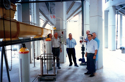 Bob Winks (second from the left) discussing the SIROFLO installation at Larnaca