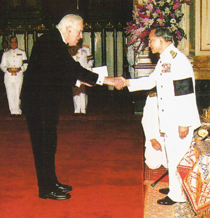 Dr Hetzel receiving the Prince Mahidol award in Thailand