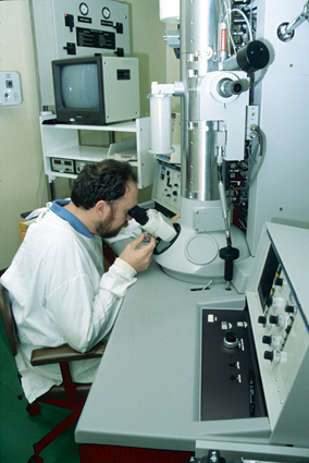 Dr Alex Hyatt at CSIRO's Australian Animal Health Laboratory