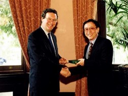 Alexander Downer and Dr. Albert Mau, 1999